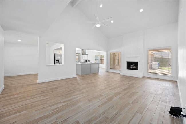 Building Photo - 15603 4 Season Dr