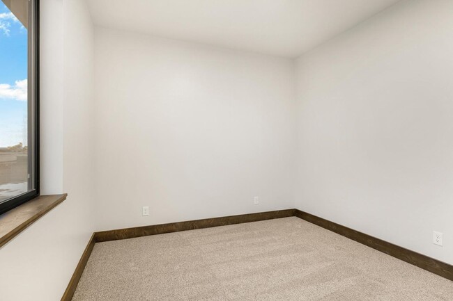 Building Photo - K288LI