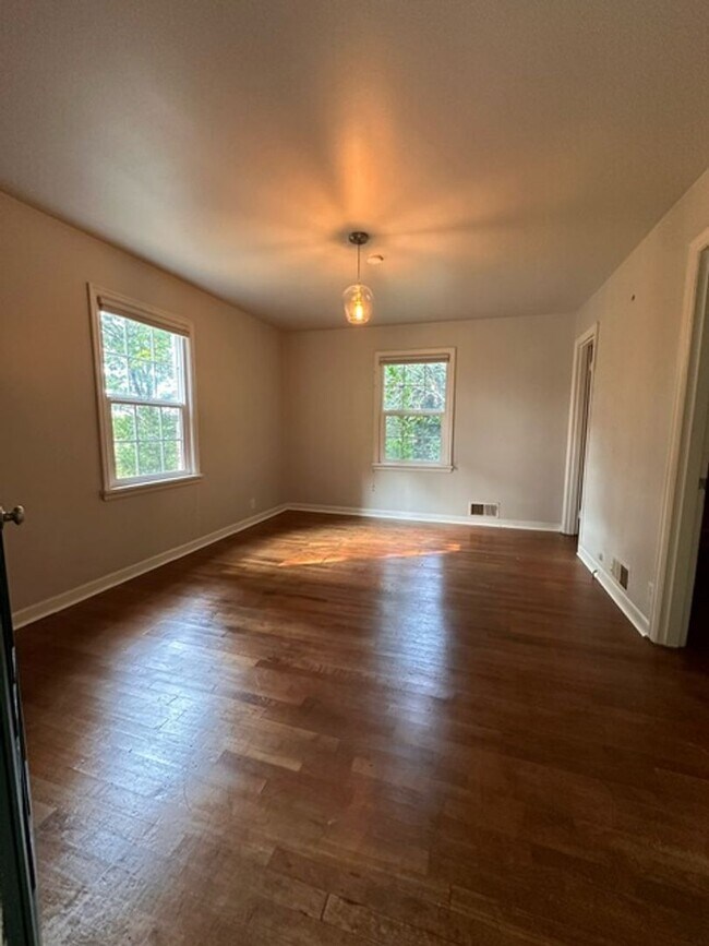 Foto del edificio - Charming 2 Bed, 1.5 Bath Home with Basement and Sunroom