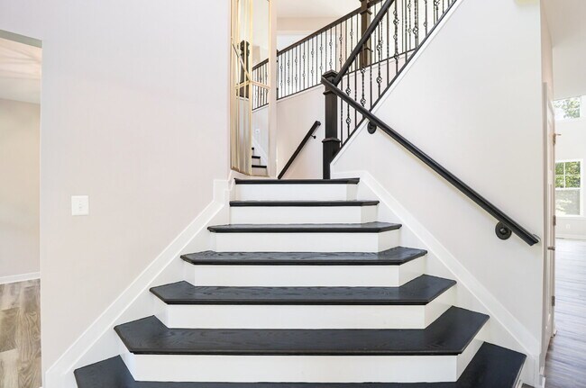 Foto del edificio - Now Available for Lease – Executive Home i...