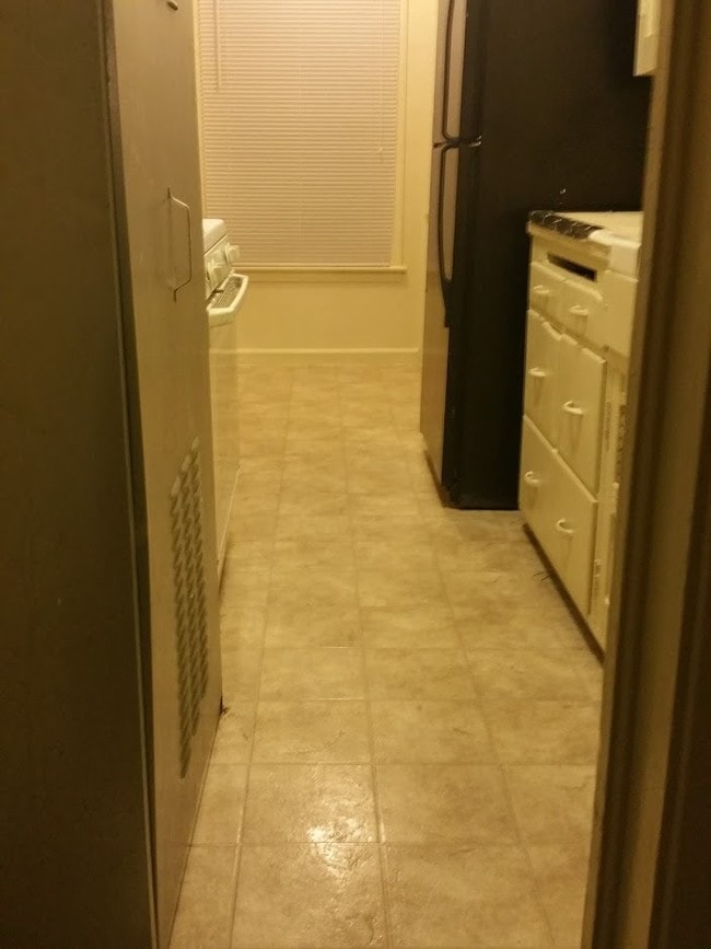 calentador de agua de la cocina y piso - 2417 E Lewis Ave