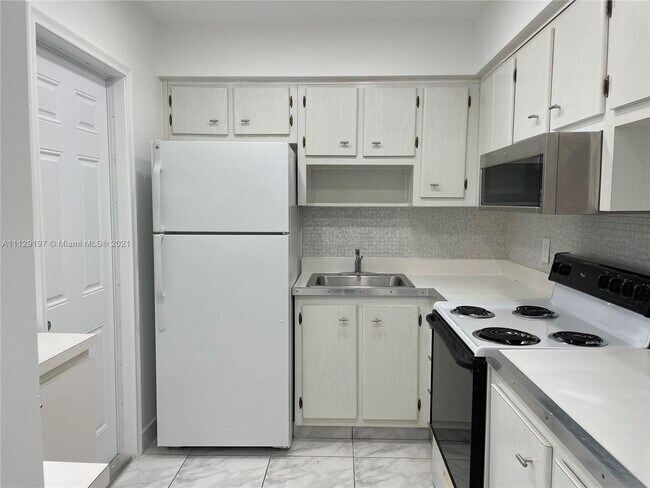 Building Photo - 20201 NE 29th Ct