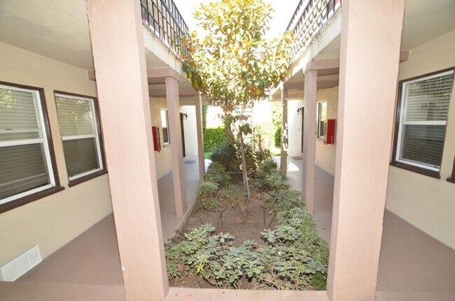 Foto del edificio - Adams Apartments...Newly Remodeled 1 Bedroom Apartment...Great Location!