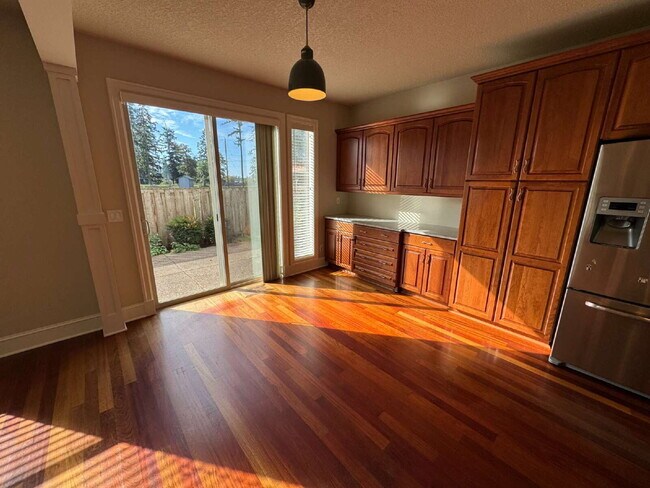 Building Photo - 4 Bedroom - 2 1/2 Bath Tualatin Home