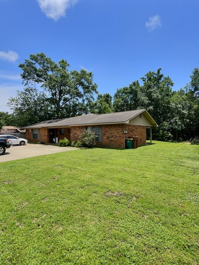 Primary Photo - 1109 Hickory Drive Duplex