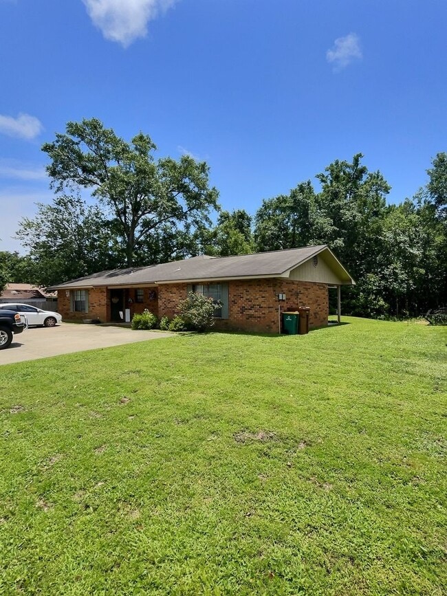 Building Photo - 1109 Hickory Dr