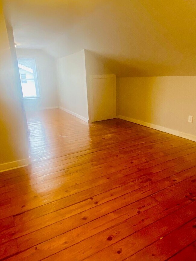 Building Photo - Newley Renovated 4BR - 2BA - South Campus!