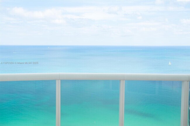 Foto del edificio - 15811 Collins Ave
