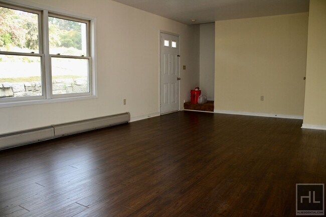 Foto del edificio - 3.5BR 1.5BA Triplex w/ Elevated Wood Deck, Vegetable Garden, Private Parking, Waterfall & Finishe...