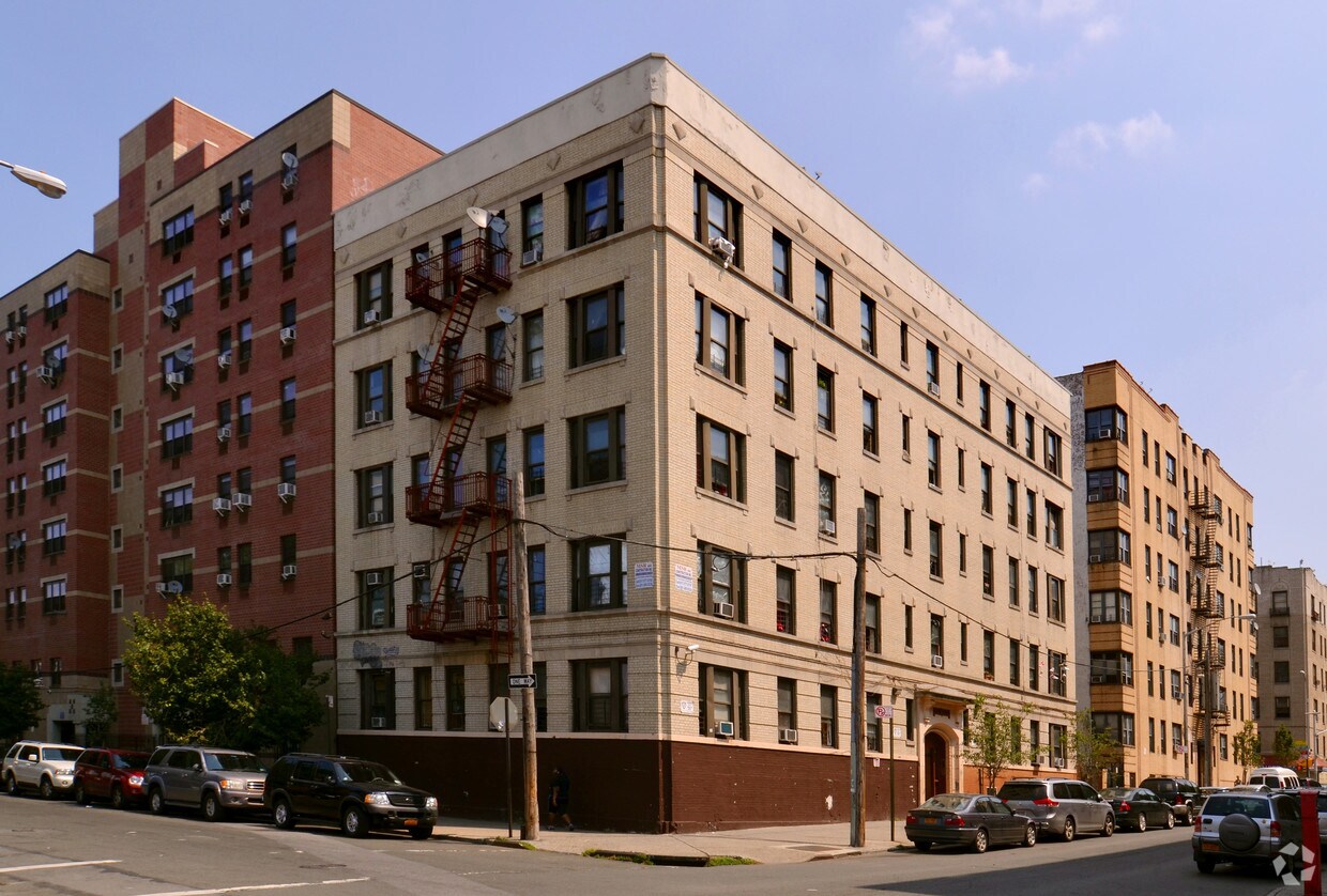 Foto principal - 53 E 182nd St