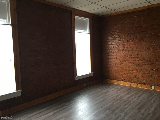 Building Photo - 218 W Main St