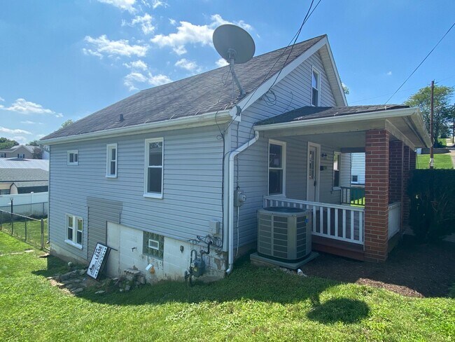 Building Photo - 4 Bedroom / 1 Bath Home For Rent!