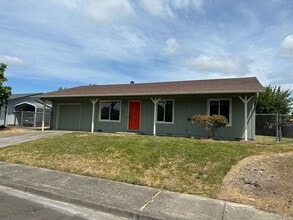 Building Photo - 1230 Hemlock Loop