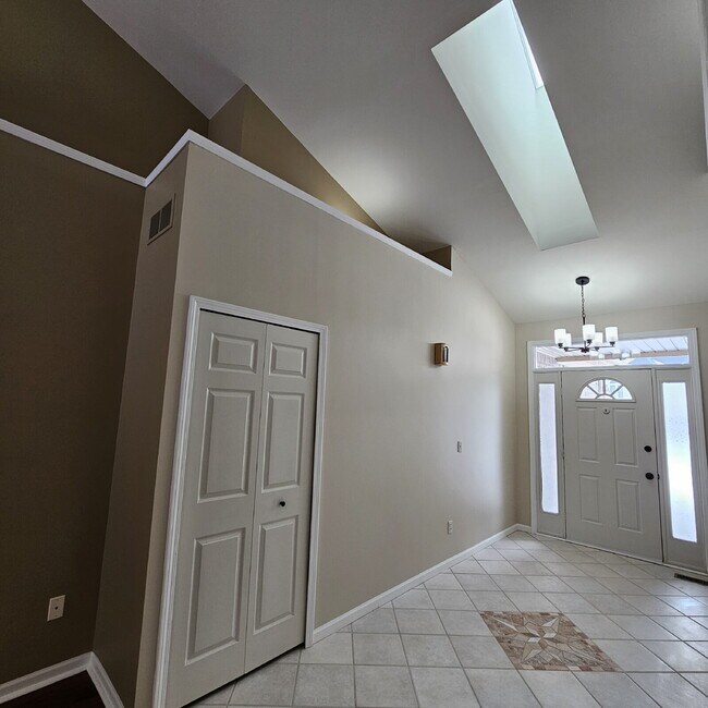 Foto del edificio - 3 Bedroom, 3.5 Bath Ranch with Open Floor Plan, Finished Basement & Scenic Pond Views