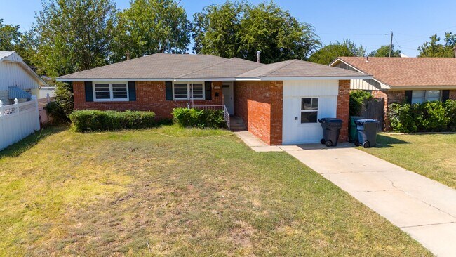 Foto del edificio - Freshly Updated 4-Bedroom Home in a Prime ...