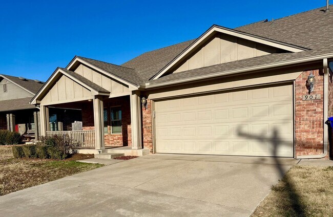 Building Photo - Great Family Home, Great Neighborhood