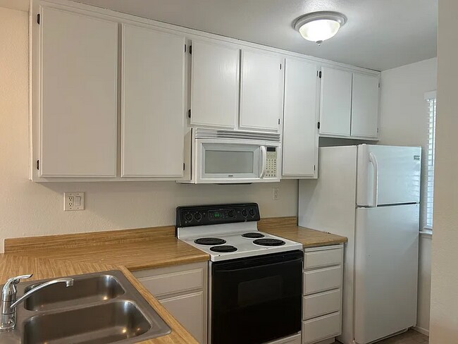 Foto del edificio - 211 Stony Point Rd