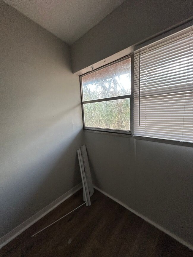 Foto del edificio - 1926 Skylane Dr