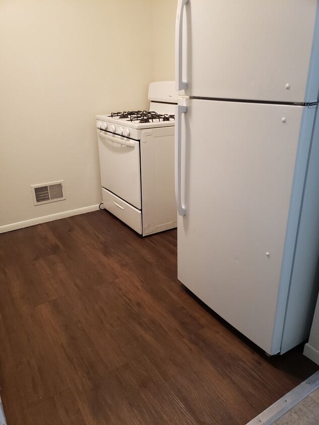 Building Photo - 6011 W Port Ave