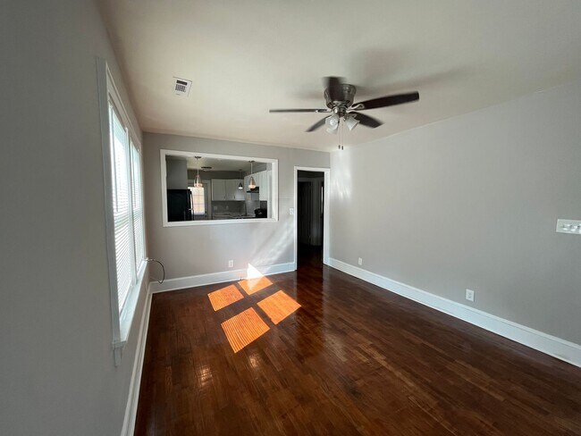 Foto del edificio - 406/408 North Elm Street