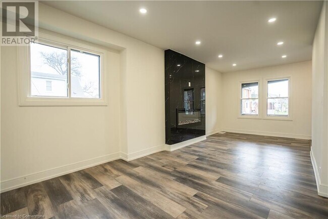 Photo du bâtiment - 145 Gage Ave N