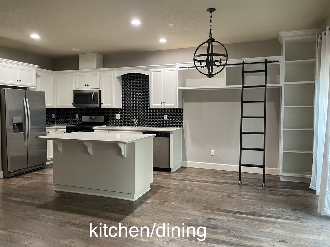 Kitchen/dining area - 11440 SE Aquila St