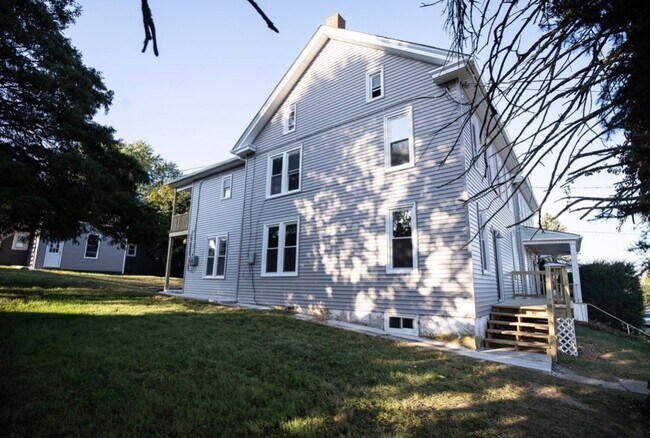 Building Photo - 620 W Broadway