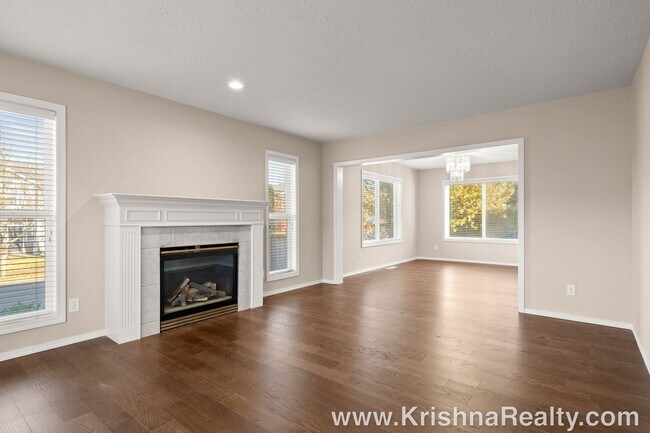 Building Photo - Beautiful Traditional *UPGRADED* 4 BD* 2.5...