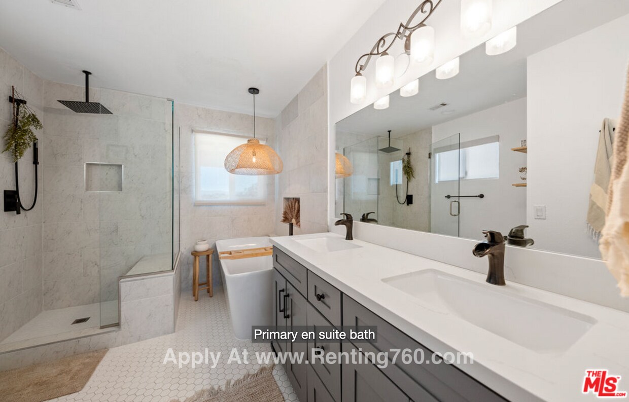 Primary Photo - Updated 3 Bed 2 Bath Home on 2.5 Fenced In Acres with paid SOLAR PANELS!!