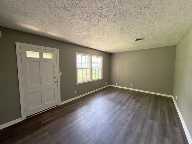 Building Photo - 3015 Shadow Lawn Dr NW