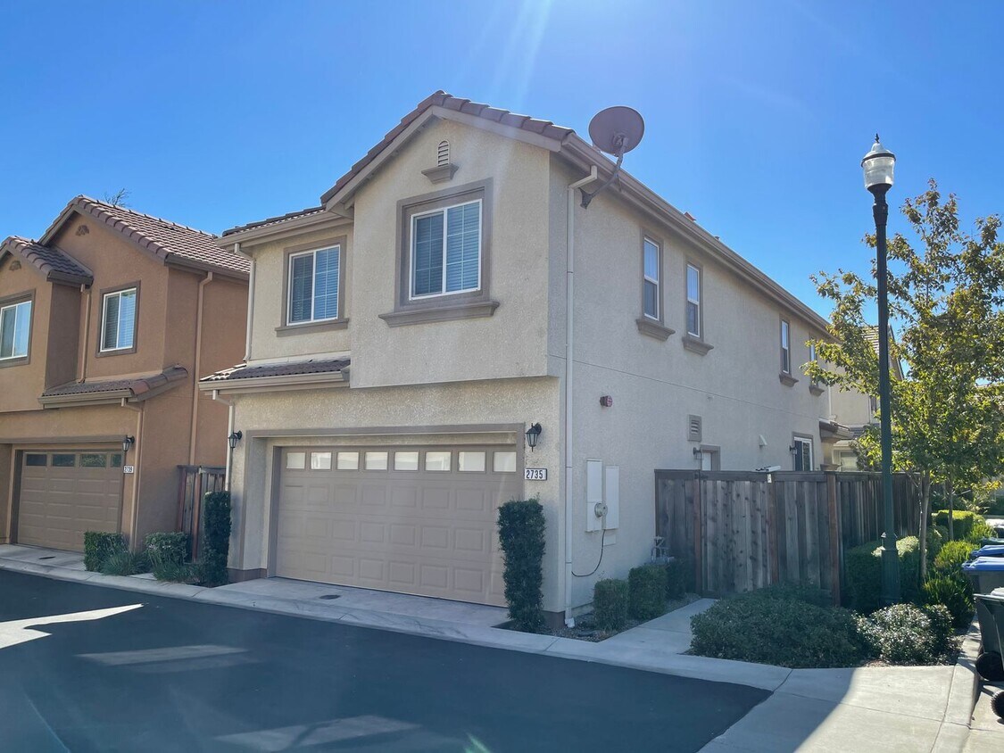 Foto principal - MODERN NEWER 3 BEDROOM 2 STORY FAIRFIELD *...
