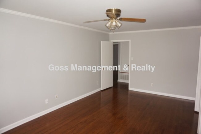 Building Photo - Three bedroom with den in Briarwood