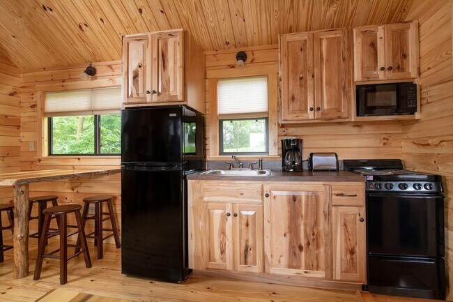 Building Photo - Furnished Artisan Small Log Cabin for Rent in Mountain Community