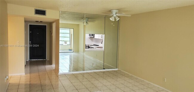 Foto del edificio - 8300 Sands Point Blvd