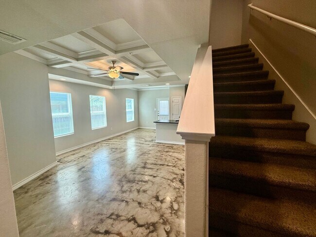 Foto del edificio - Experience Refined Living in This Elegant Selma/Live Oak Townhome