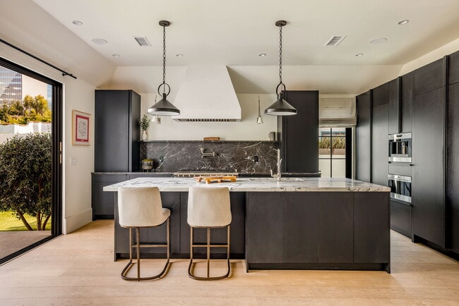 Building Photo - 6277 Del Valle Dr