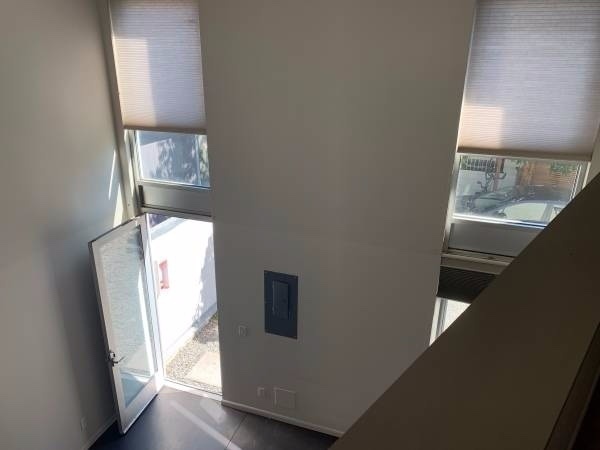 Foto del edificio - Sunny Remodeled Loft Near Uptown with Tall...