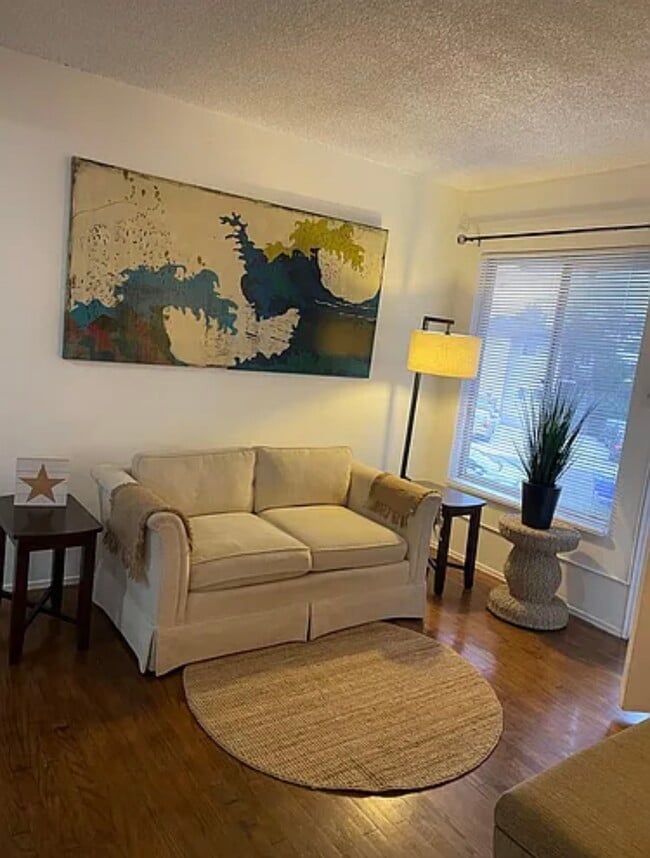 Foto del edificio - 4068 Oakcrest Dr