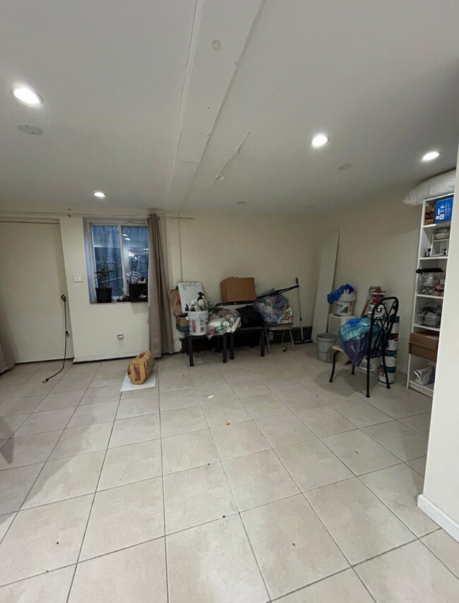 Foto del edificio - 483 Rutland Rd