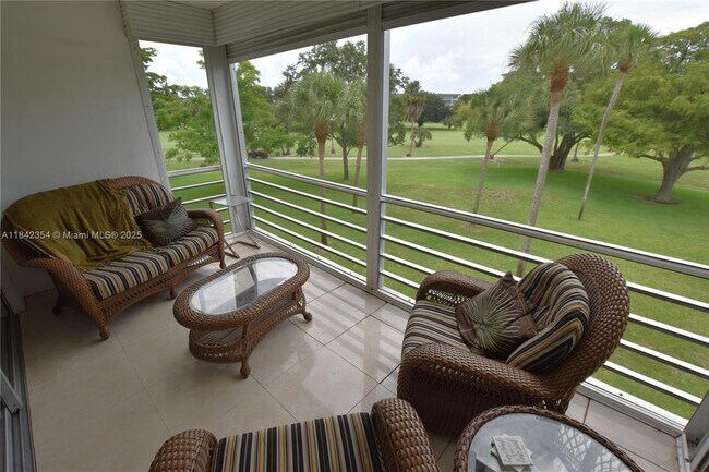 Foto del edificio - 3800 Oaks Clubhouse Dr