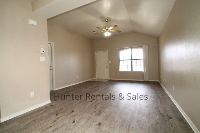 Building Photo - Stunning!