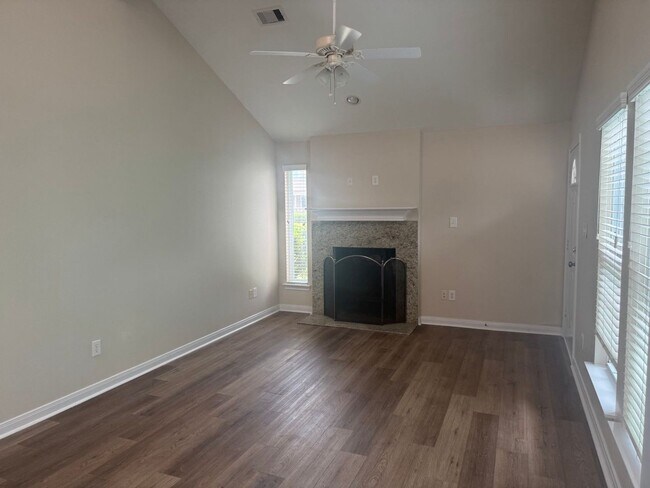 Foto del edificio - Nice 2 story townhome for rent in quiet ne...