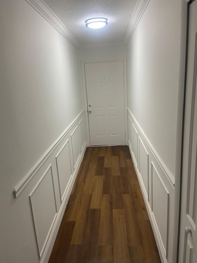 Building Photo - Large One Bedroom One Bath First level Condo