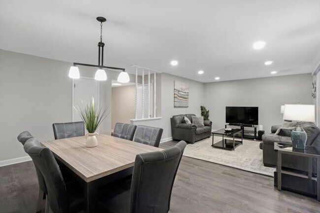 Foto del edificio - 701 E Higgins Rd