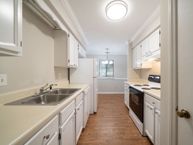Building Photo - Gorgeous 2 Bedroom, 2.5 Bath Townhome in N Raleigh, Lot of updates!  Pet Friendly!