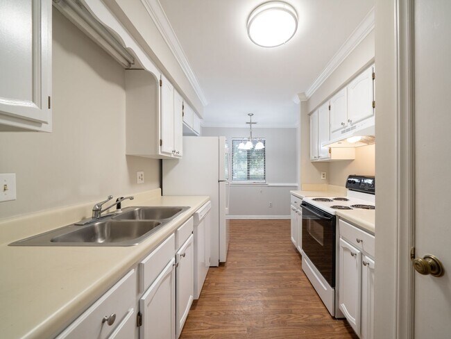Foto del edificio - Gorgeous 2 Bedroom, 2.5 Bath Townhome in N Raleigh, Lot of updates!  Pet Friendly!