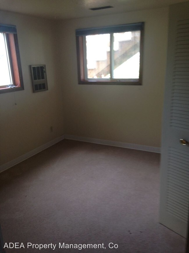 Building Photo - 3 br, 1.5 bath House - 24 Russell Court South