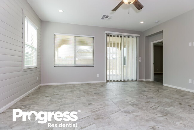 Building Photo - 1008 S 200th Ln