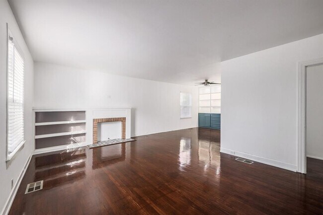 Building Photo - 804 W 31st St