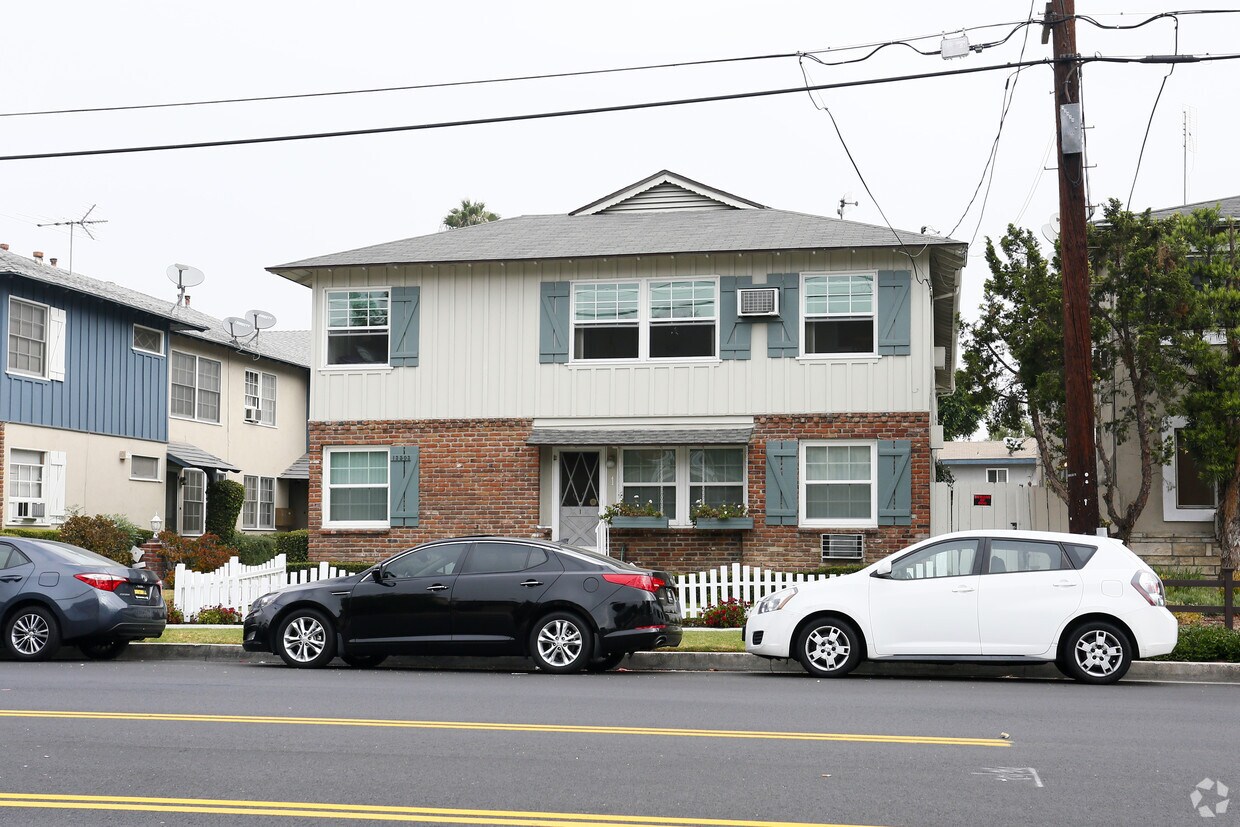 Building Photo - 13503 Moorpark St
